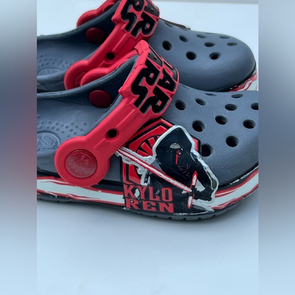 Crocs Toddler Grey Red
Kylo Ren Glow In The Dark Cushioned Star Wars Clog 4/5 C - Picture 7 of 14